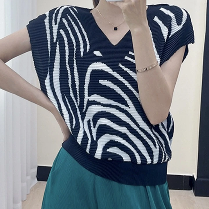 X2349【上新】高端褶皱斑马纹V领宽松百搭显瘦黑色T恤