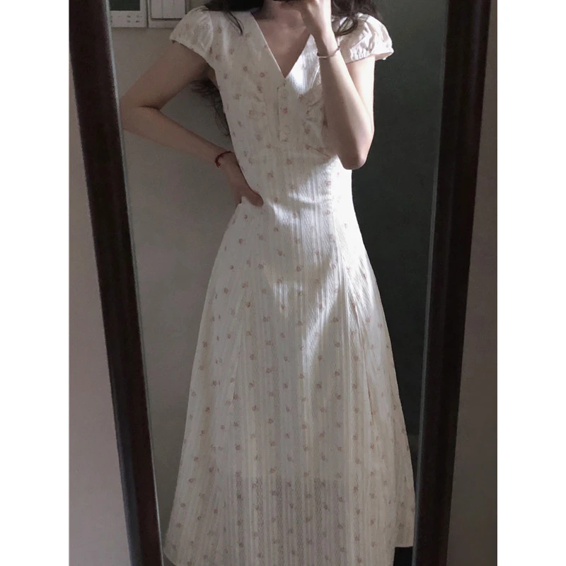 法式V领碎花连衣裙女夏季新款气质高级感度假风收腰显瘦a字长裙子