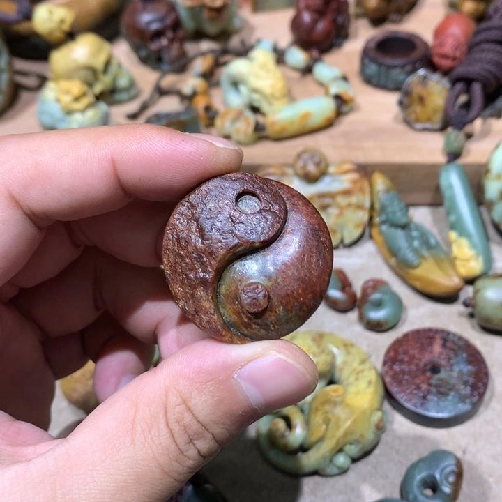 未镶嵌岫岩河磨玉（透闪石质玉）挂件