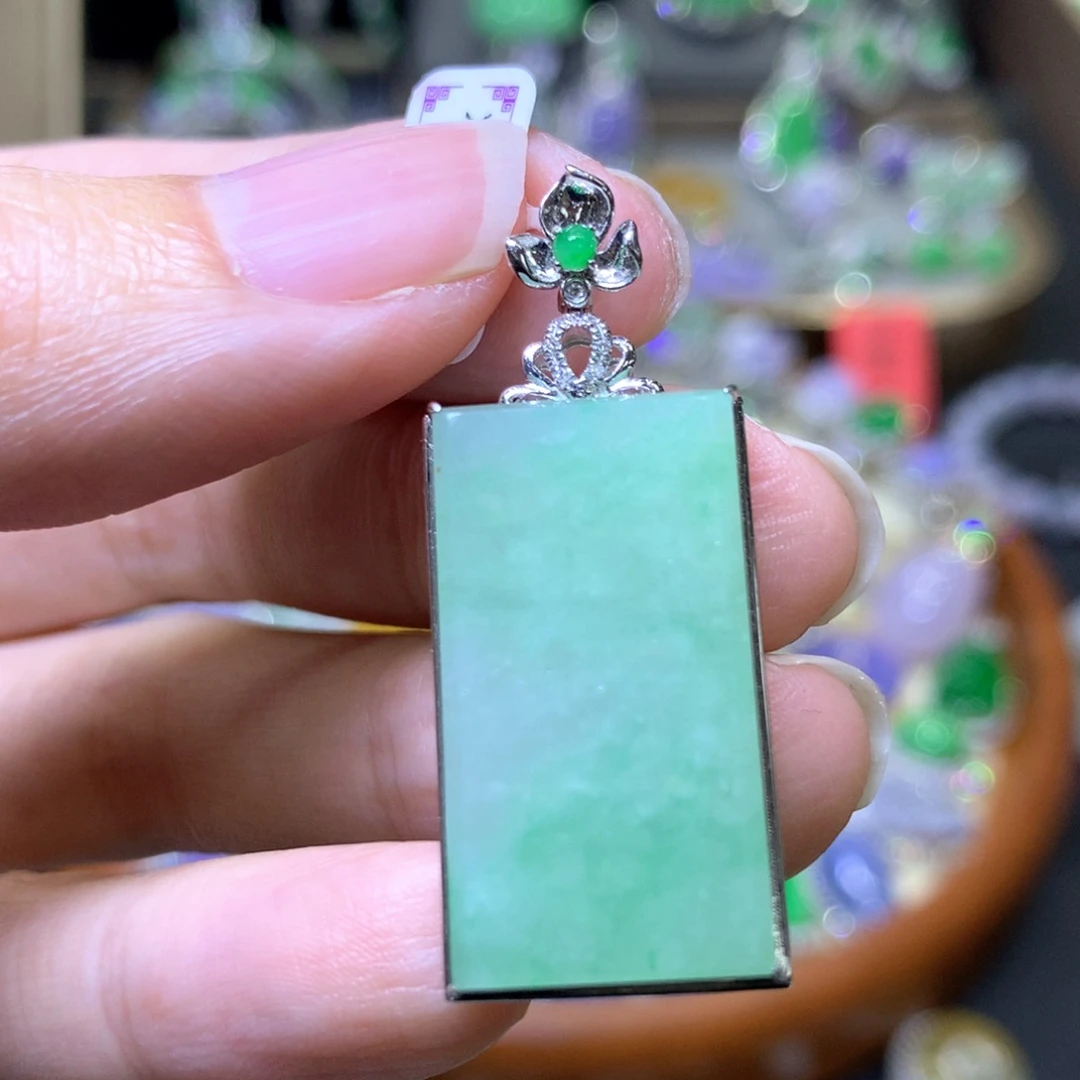 【闪购商品】翡翠颈饰18K金镶嵌翡翠吊坠项链