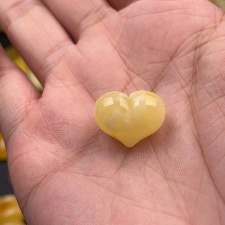 定制琥珀未镶嵌如图