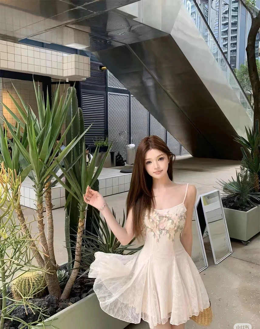 【bbo推荐】碎花法式性感吊带连衣裙女春夏收腰裙子