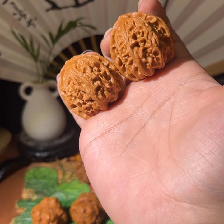 K***比文玩核桃把件梨木台