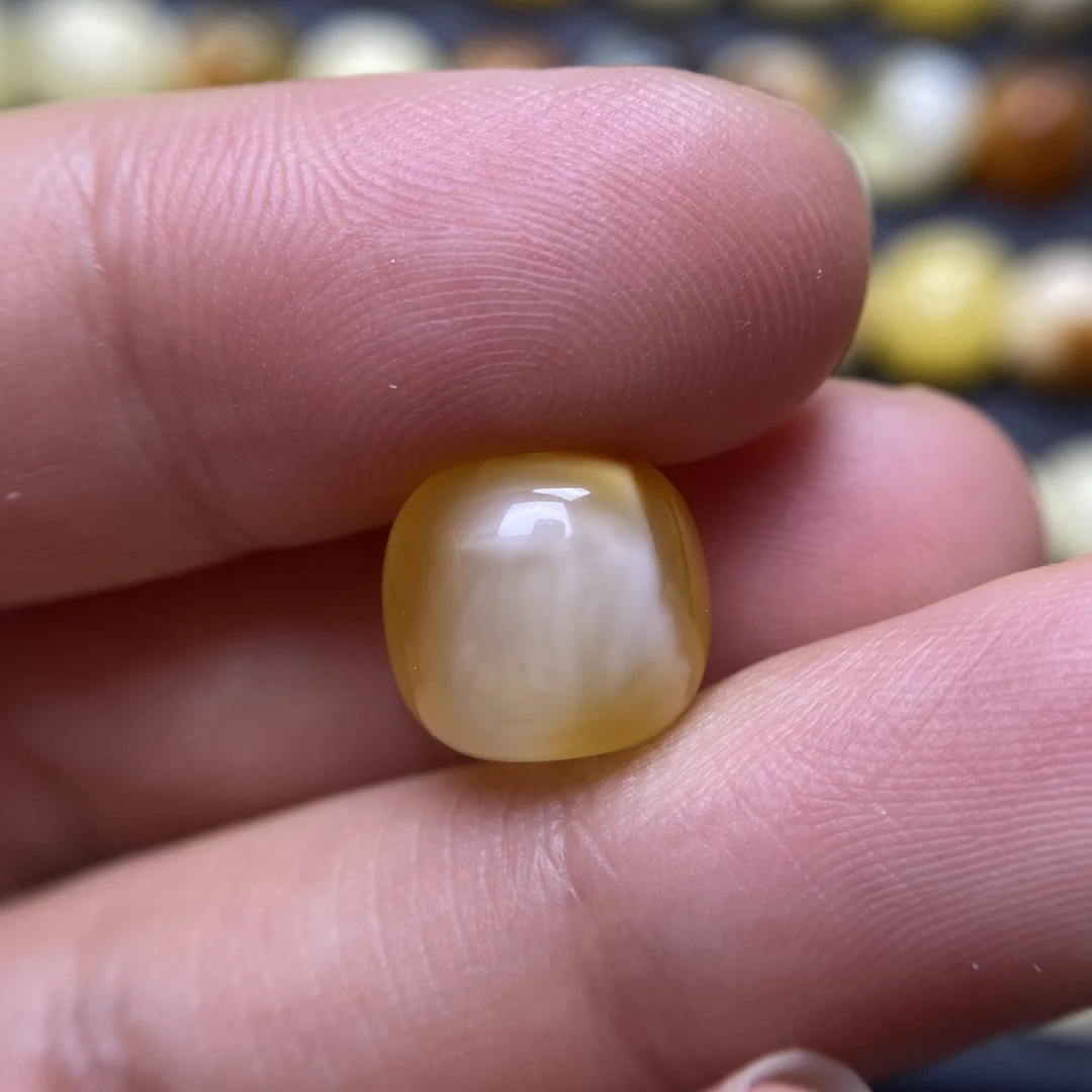 蜜蜡琥珀金胶蜜沁色老型配饰11.2×10.2mm,清货不退,侧边带点植物