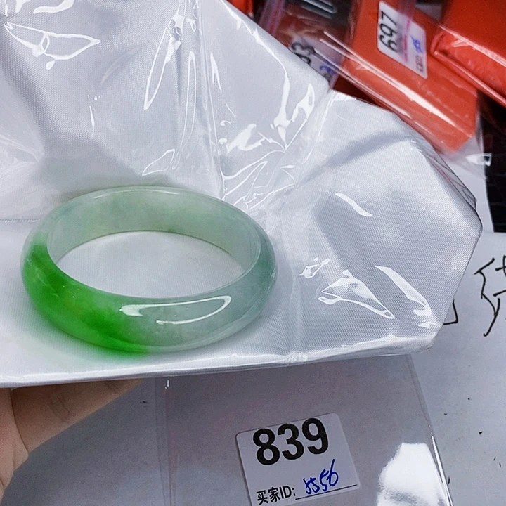 翡翠未镶嵌手镯一图一物实物为准（微瑕处理）
