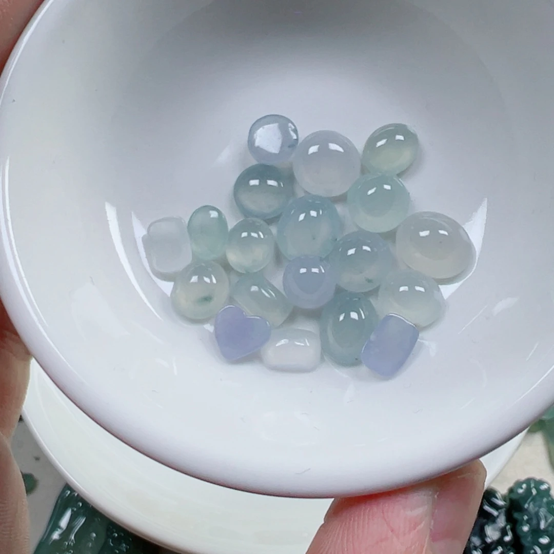 翡翠散珠蛋面一个