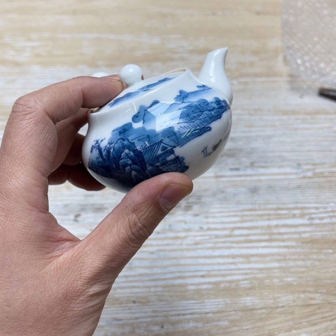 瓷片和****古密密麻麻地排列着一个