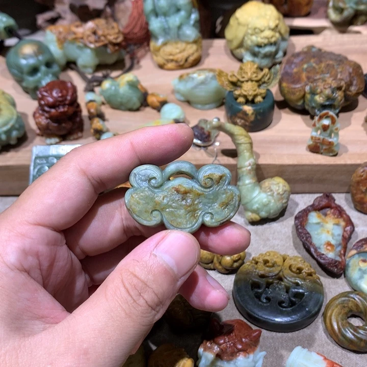 未镶嵌岫岩河磨玉（透闪石质玉）挂件