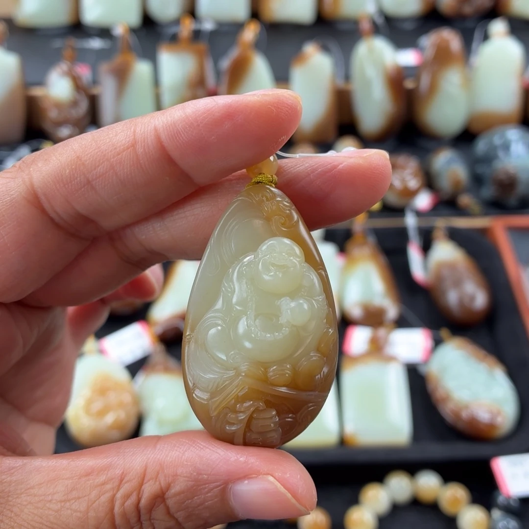贞***。颈饰未镶嵌和田玉