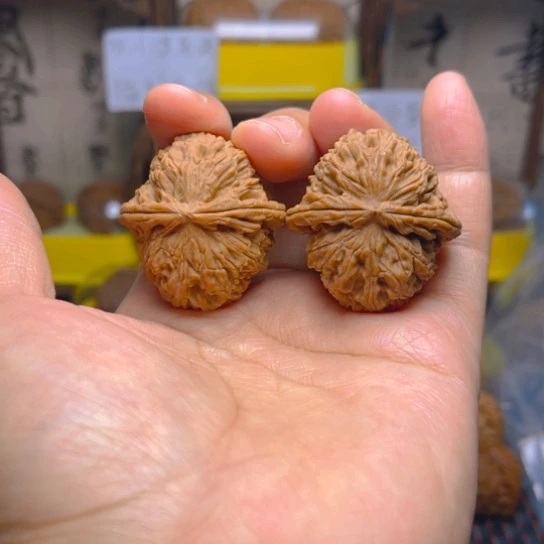文玩核桃吊坠白狮