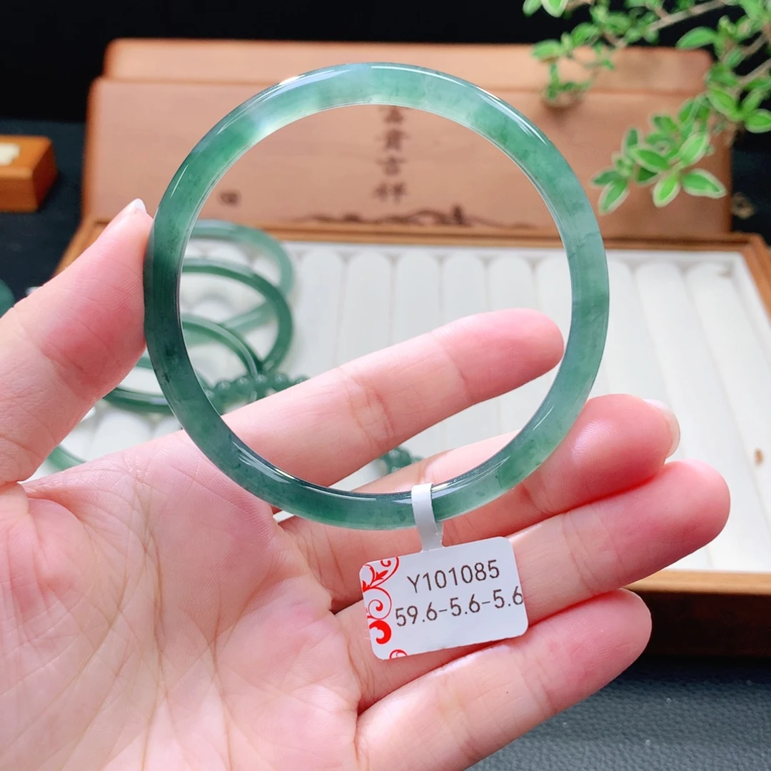 翡翠未镶嵌手镯（圆镯）