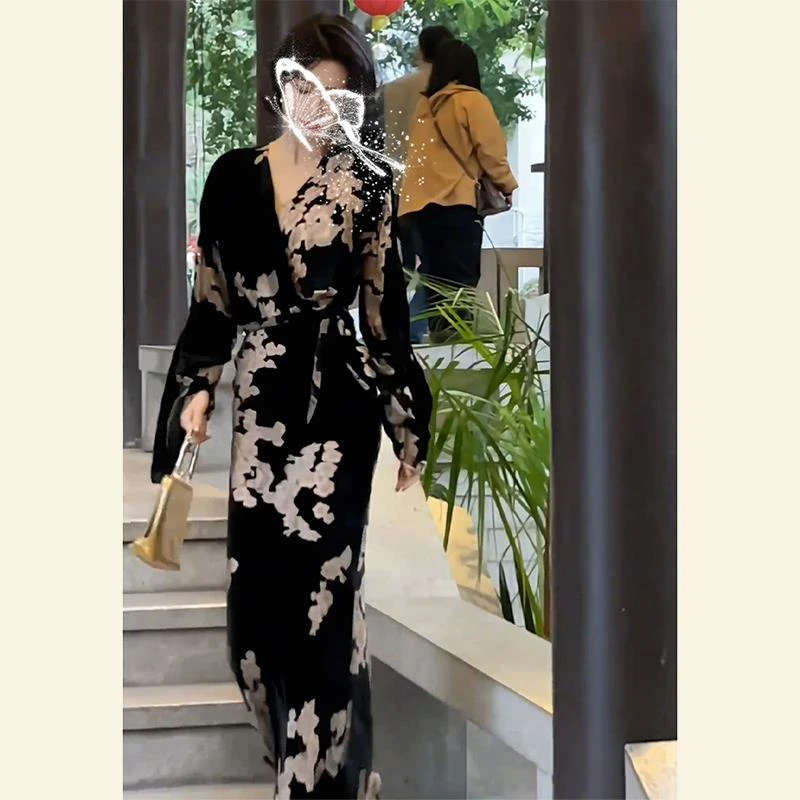 早春风情万种女神范气质高级感气场强大女人味黑色印花显瘦连衣裙