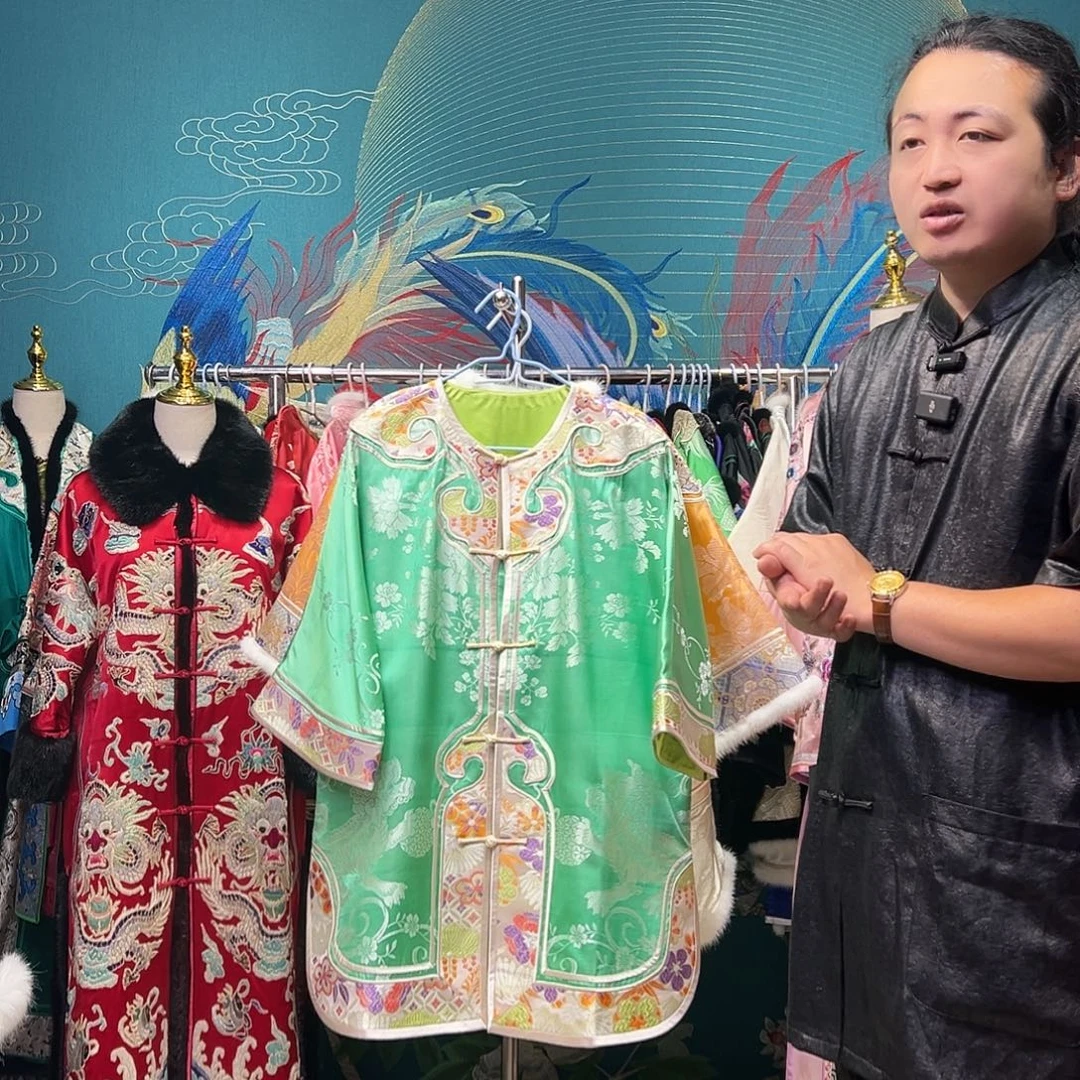 圆领中开宋锦包边老软缎姐姐服