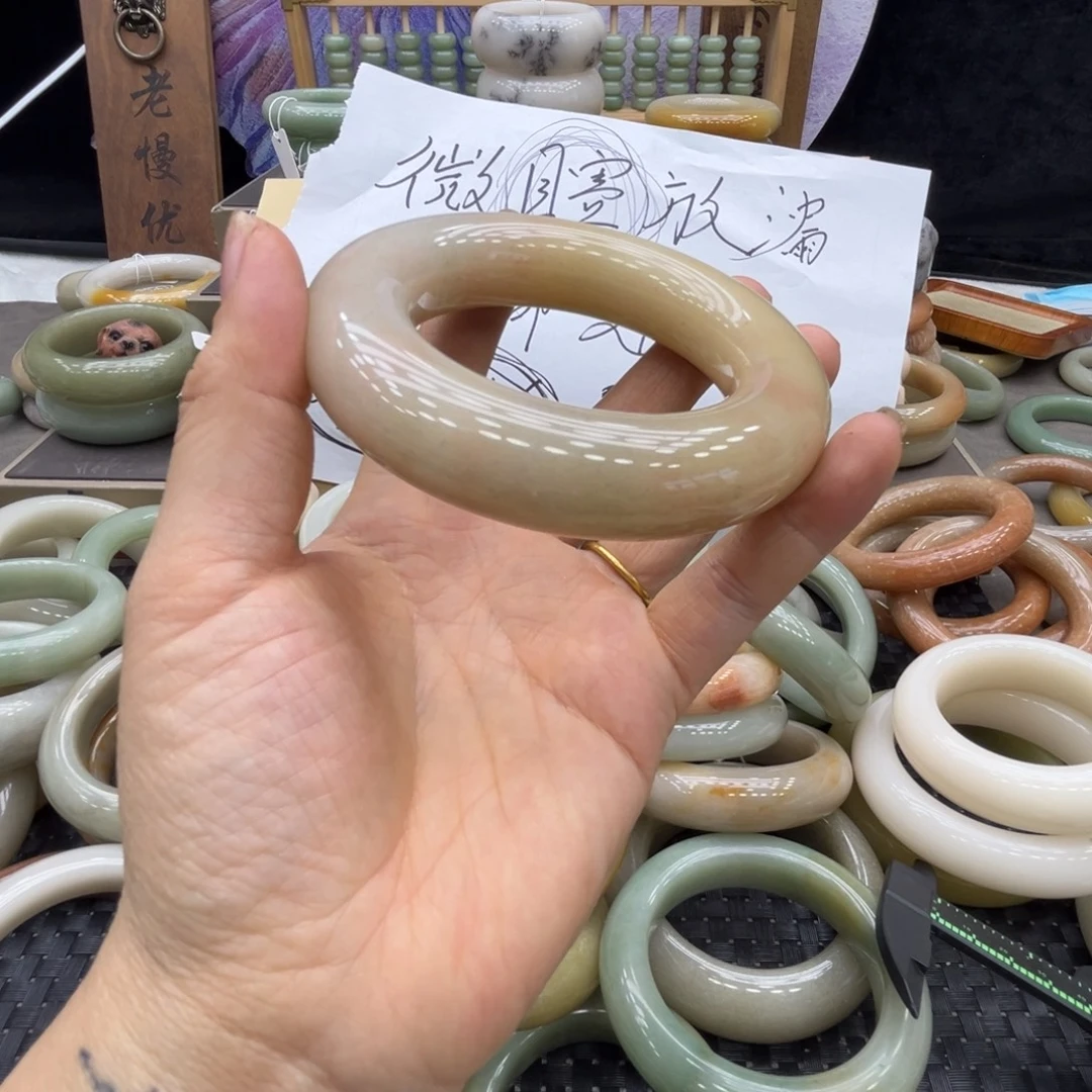 周***子石英质玉未镶嵌手镯