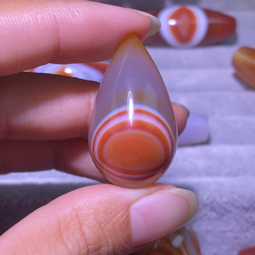 欢***恒未镶嵌颈饰玛瑙/玉髓