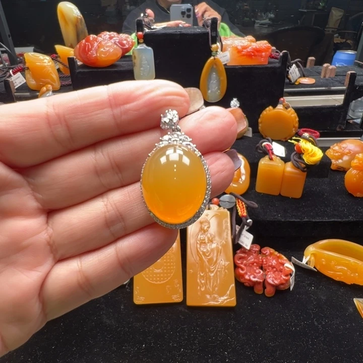 未镶嵌石英质玉（黄龙玉）颈饰