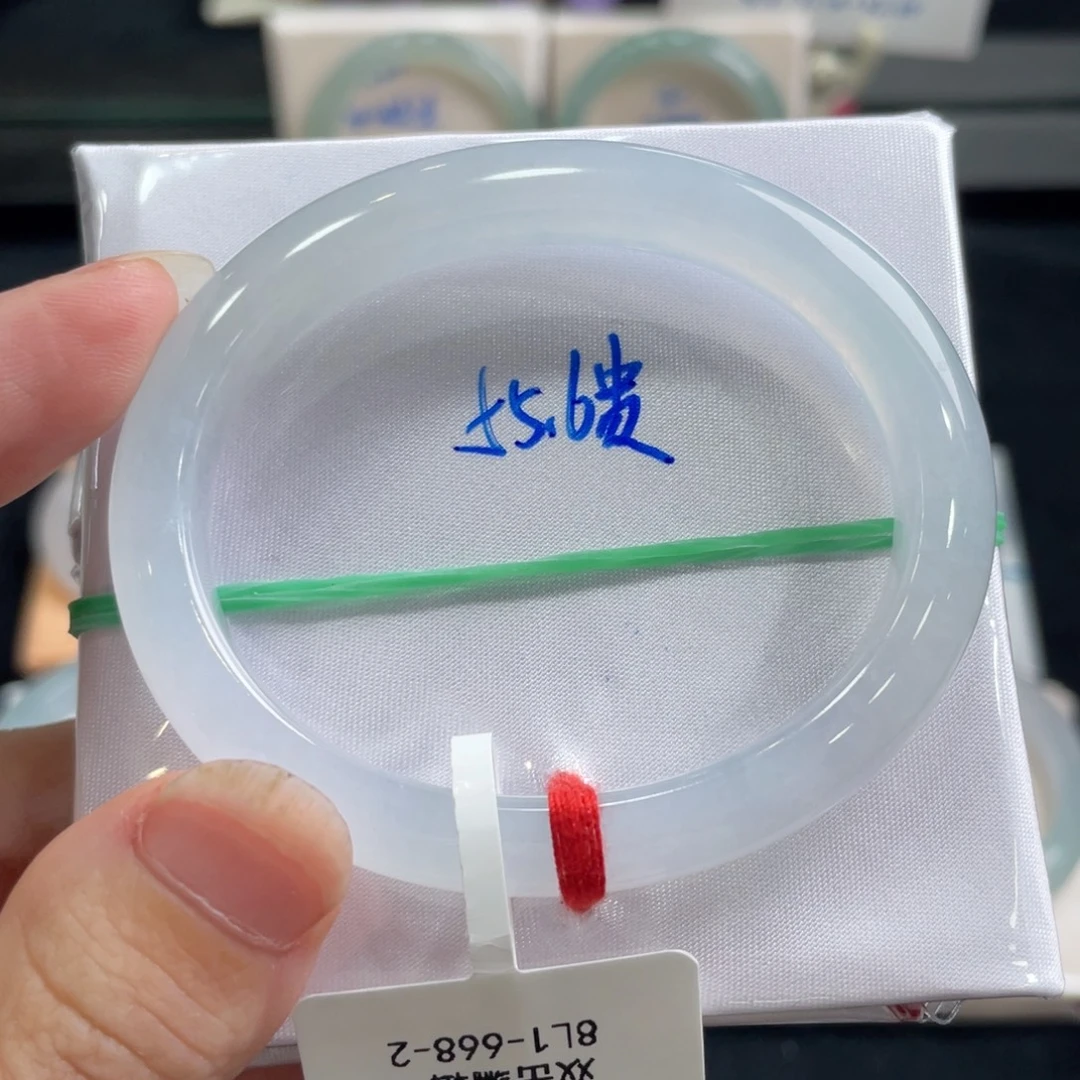 翡翠手镯未镶嵌翡翠手镯