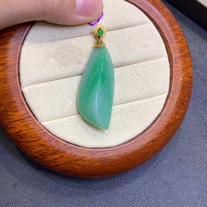 翡翠18K金镶嵌颈饰翡翠