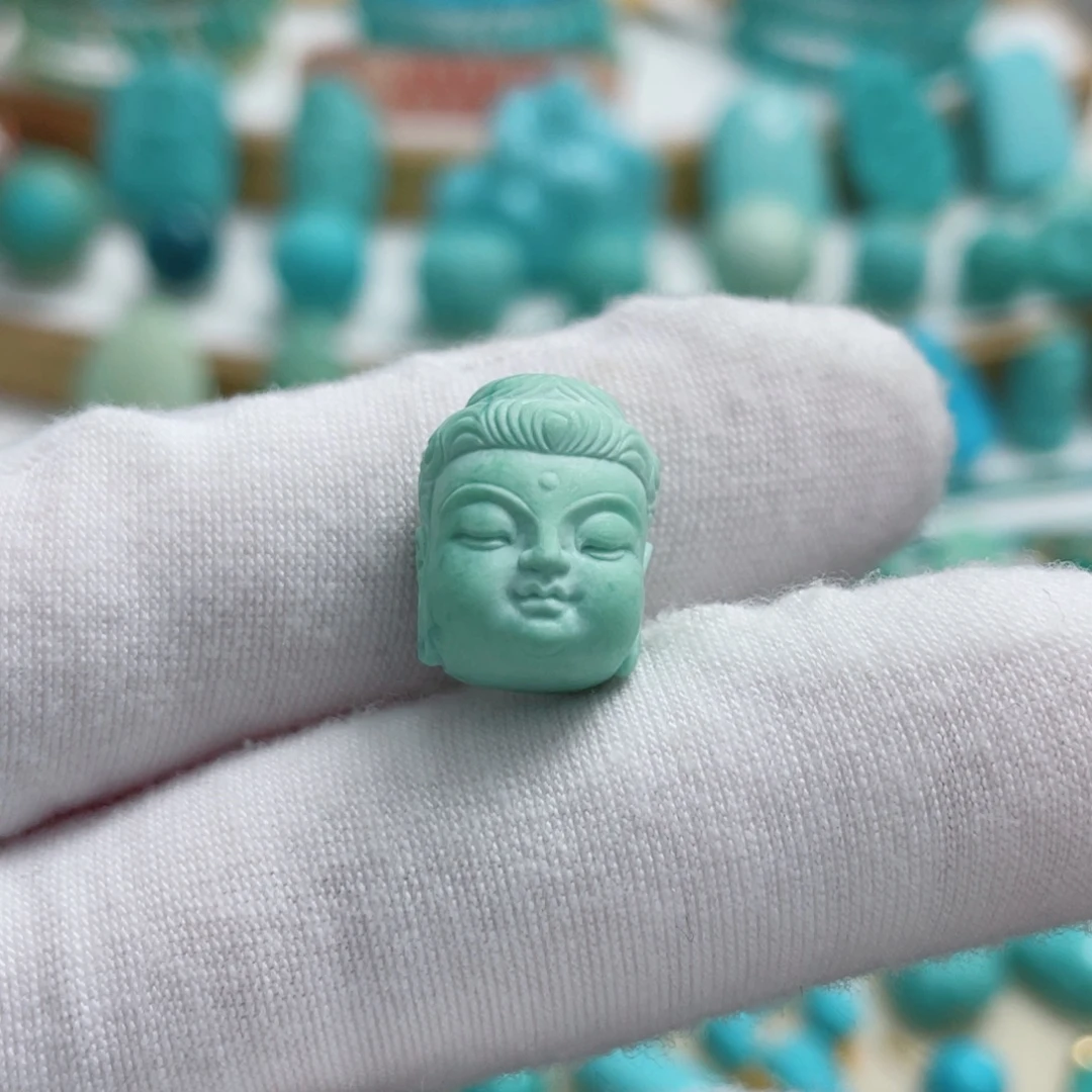 羊***嘚绿松石未镶嵌珠宝奇石