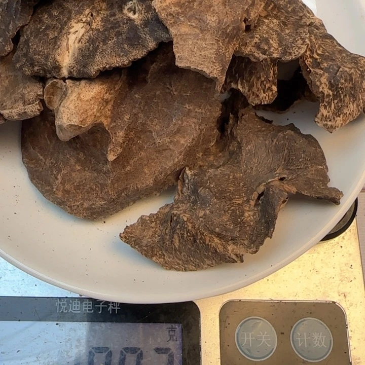 沉香摆件峰****）海南包头铁顶48克