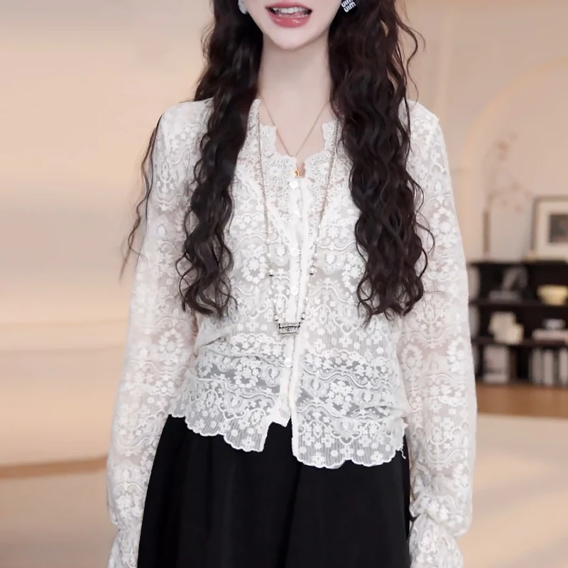 法式气质钩花镂空V领蕾丝打底衫女早秋季设计感小众喇叭长袖上衣