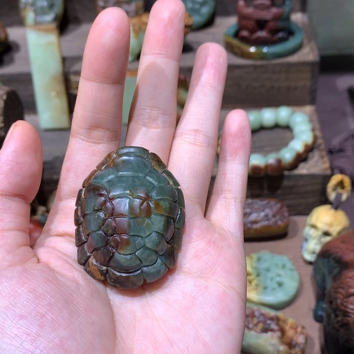 未镶嵌岫岩河磨玉（透闪石质玉）把件