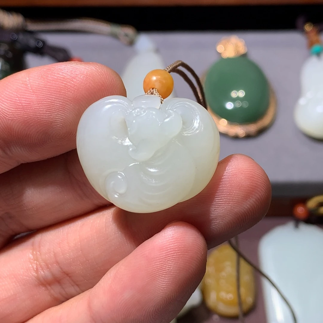 菜***虫和田玉未镶嵌颈饰