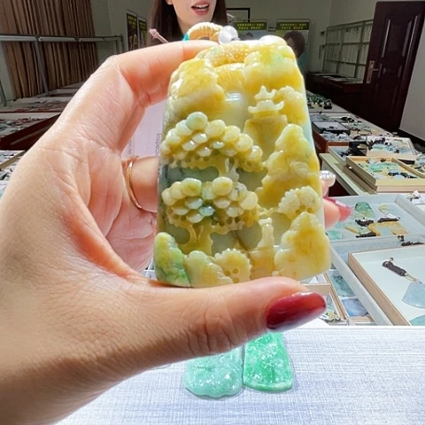 翡翠未镶嵌颈饰一个