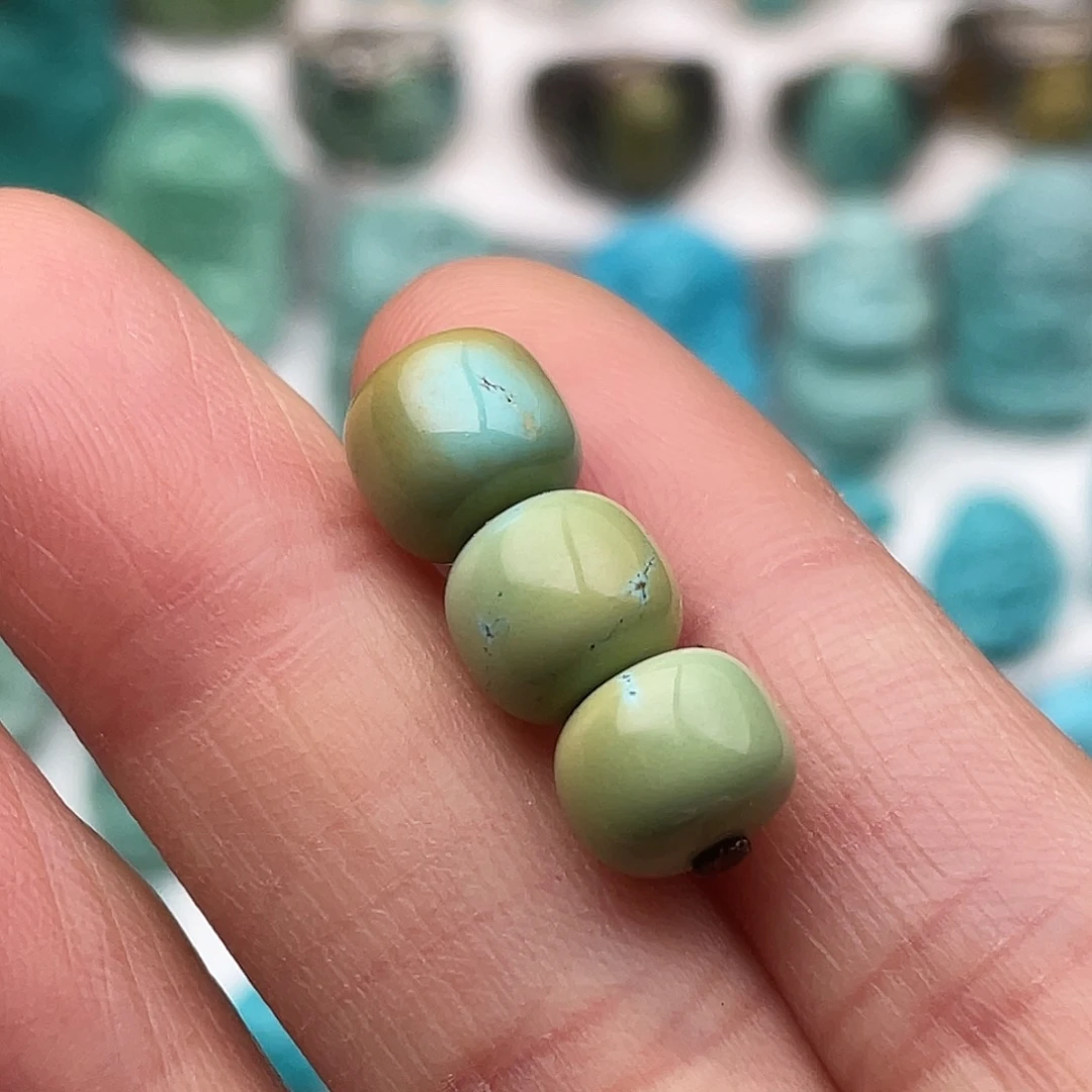 绿松石未镶嵌颈饰