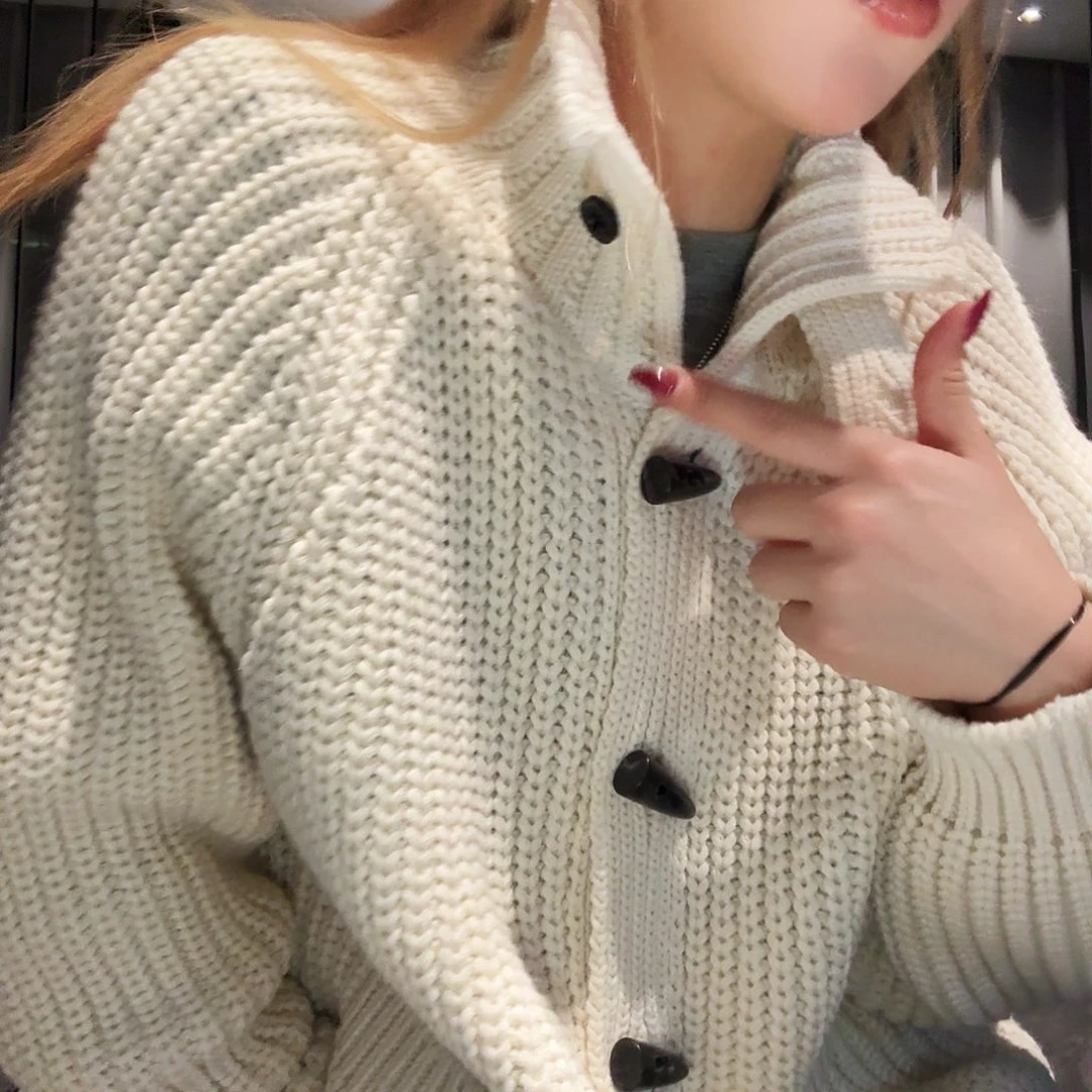 韩系牛角扣休闲毛衣
