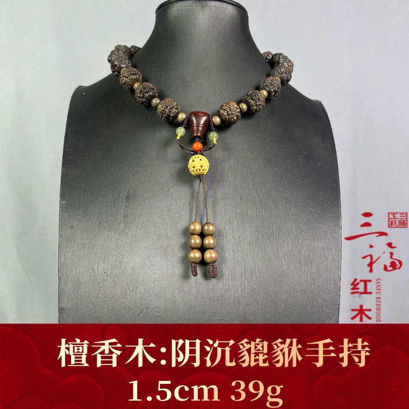 124419 阴沉貔貅手持 檀香木