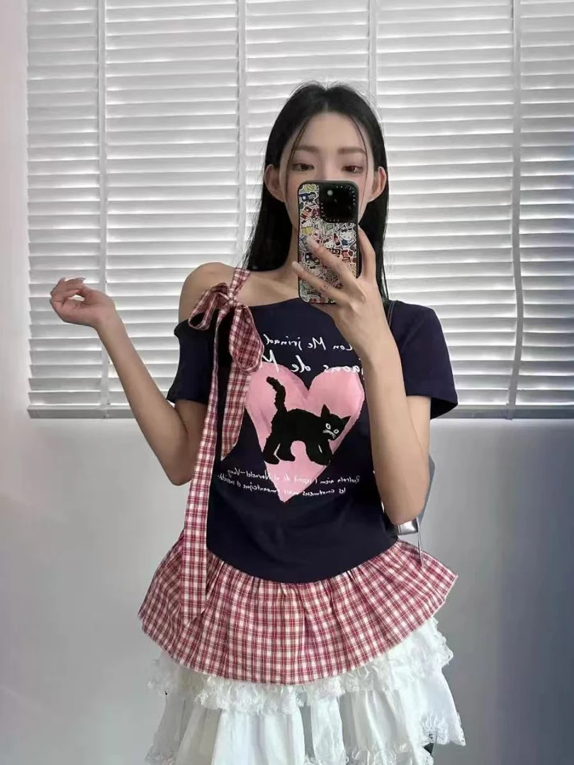 A088-十三行夏甜辣爱心猫咪喷画拼接格纹下摆斜肩短袖T恤女