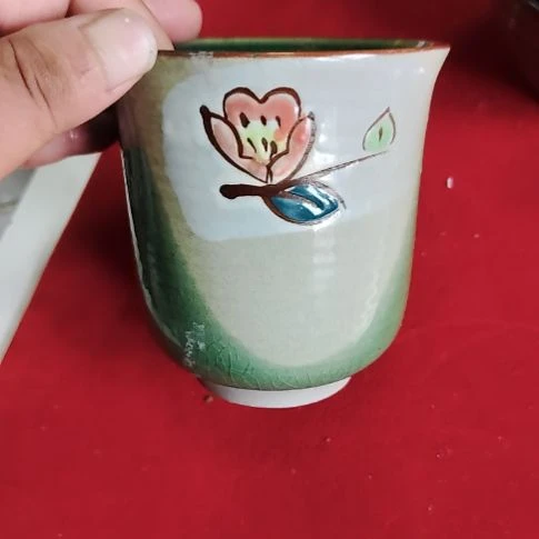 瓷片瓷片，各种摆件，盘，碗，沙锅，均有瑕疵。