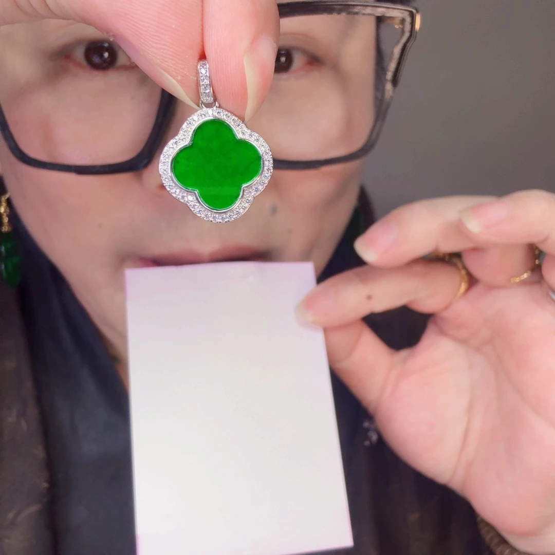 翡翠未镶嵌颈饰一件