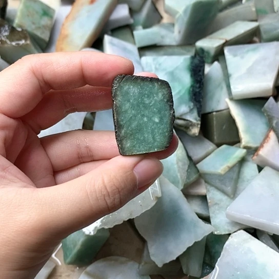 翡翠挂件未镶嵌谢**谢翡翠原石