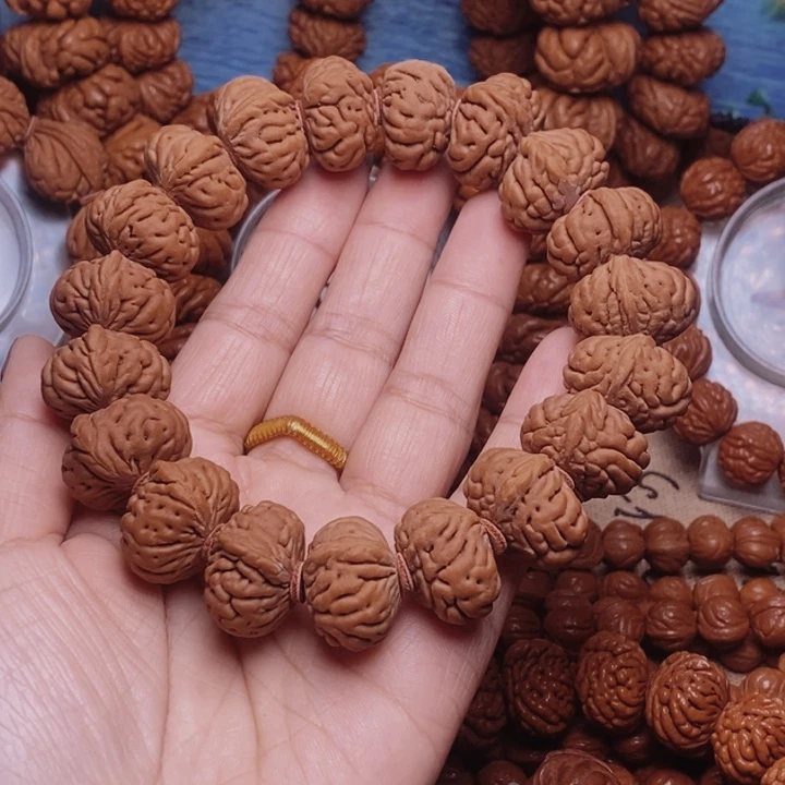 爱****文玩核桃手串龙纹桃核