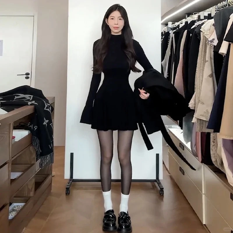 黑色修身法式百褶连衣裙女春秋爆款2025新款长袖裙子高级感小黑裙