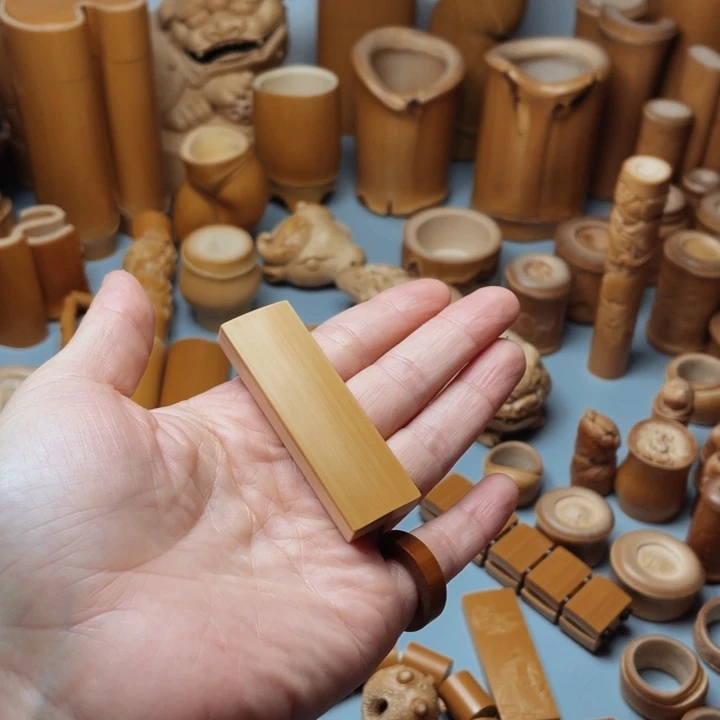 豆*桐周根雕手把件一个