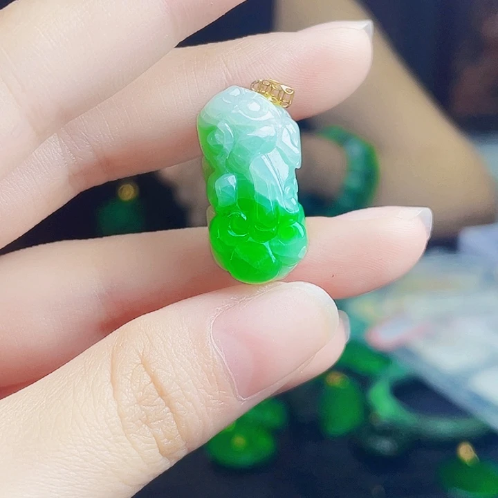 颈饰18K金镶嵌翡翠多样性