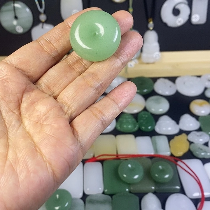 简***。石英质玉（金丝玉）未镶嵌颈饰