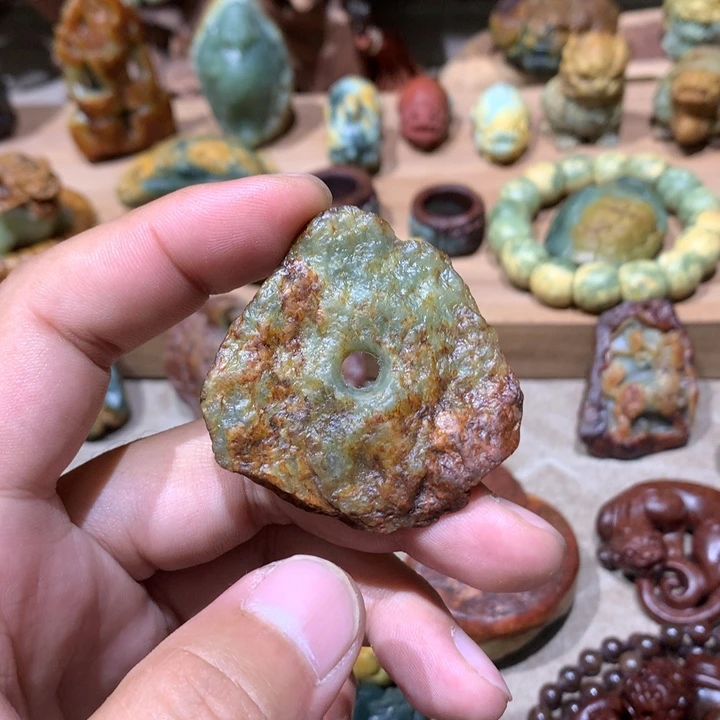 未镶嵌岫岩河磨玉（透闪石质玉）挂件