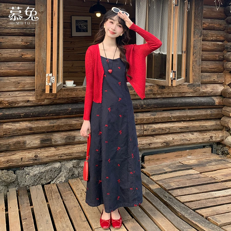慕兔复古蝴蝶结刺绣牛仔连衣裙女2025夏季新款吊带裙