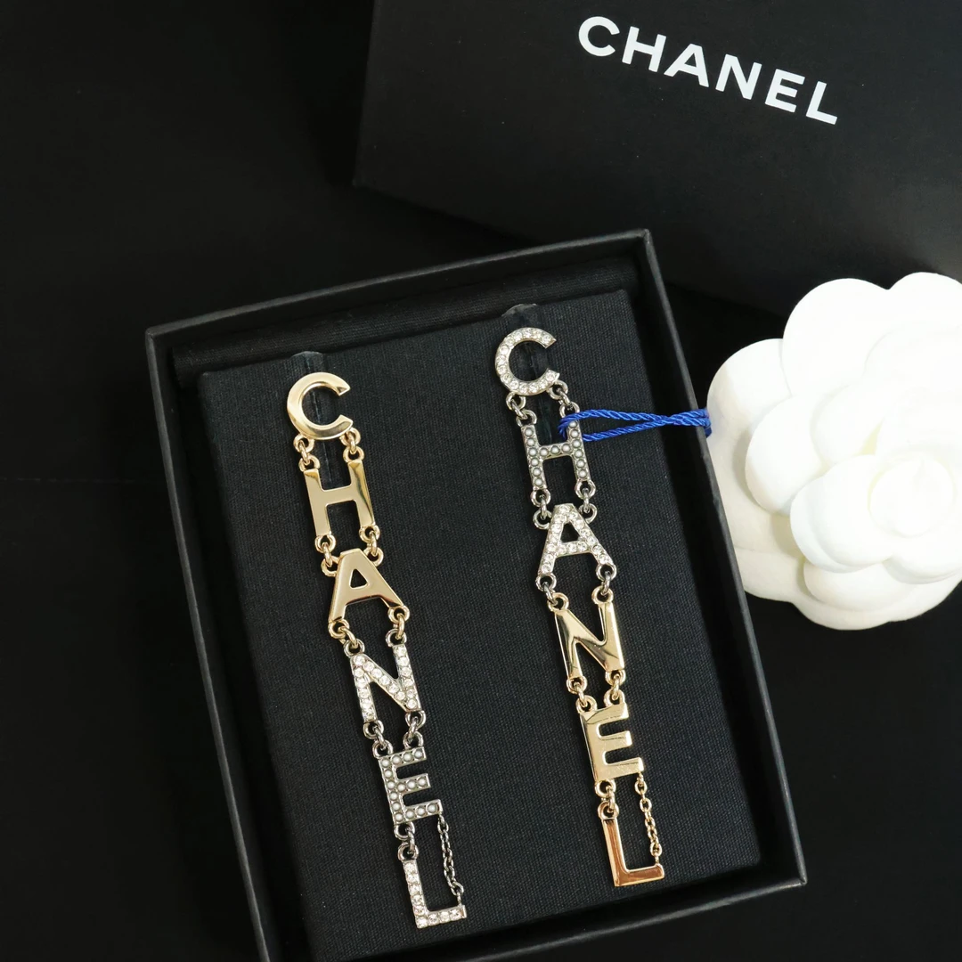 全新未使用 Chanel/香奈儿 双色珍珠拼钻长款字母耳环 06108