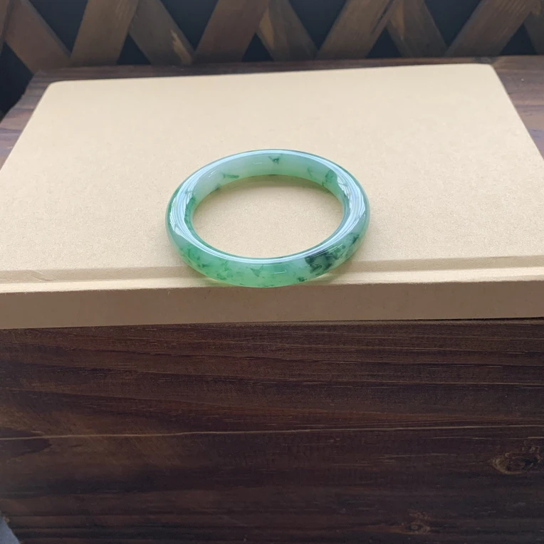 冰透阳绿圆条手镯，特价18800圈口51.5-9.2-9.2，天然翡翠缅A