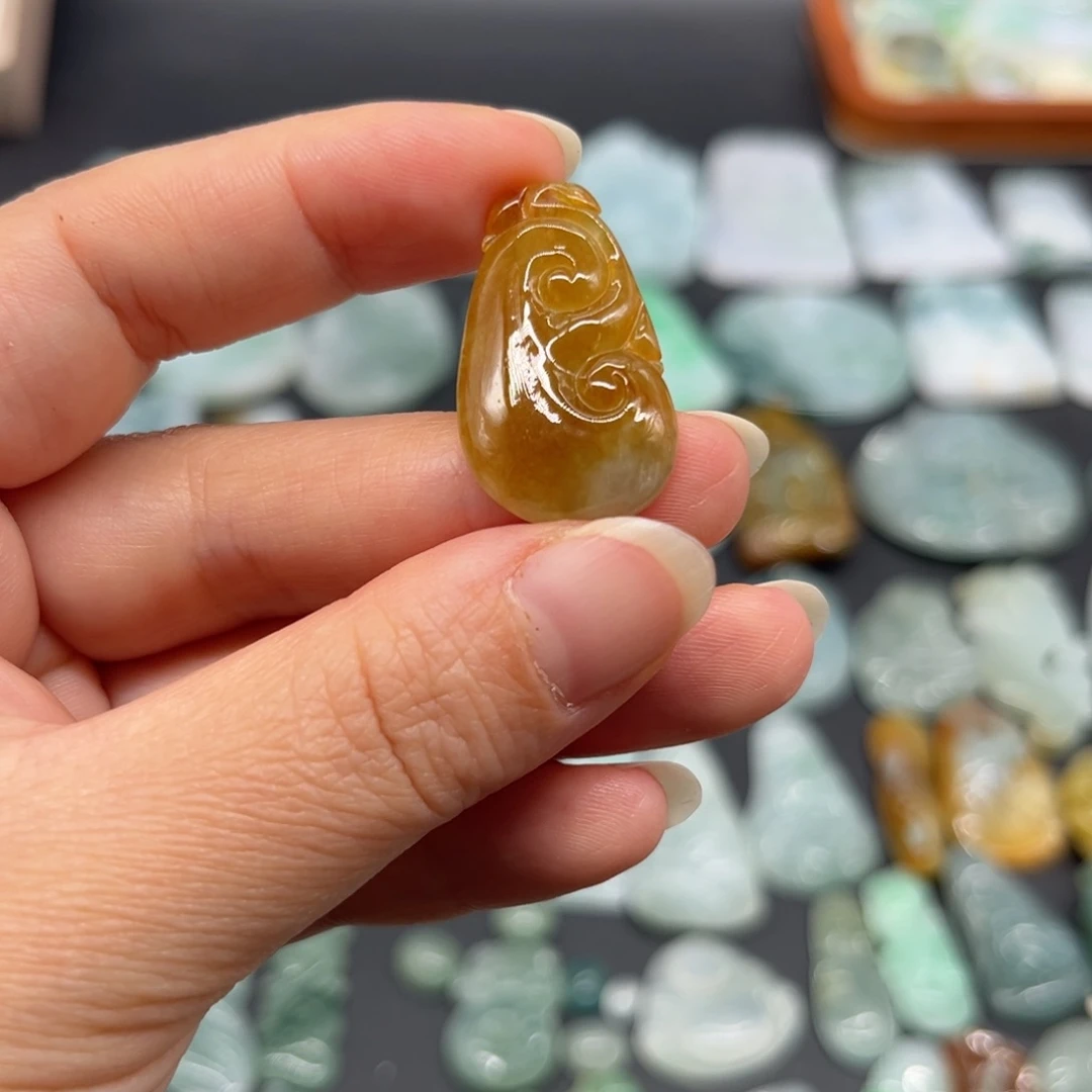 翡翠未镶嵌颈饰如意