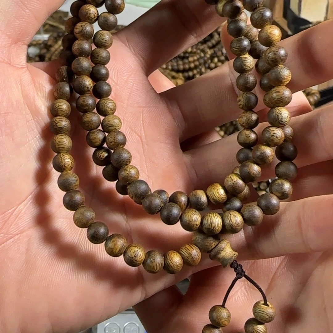 吴***毛奇楠沉香手串卡0.6多 11.4g