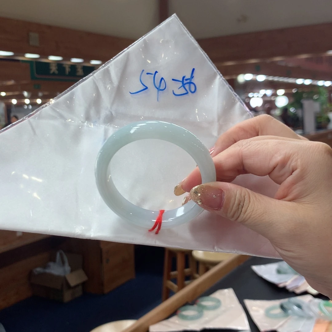 翡翠手镯未镶嵌翡翠