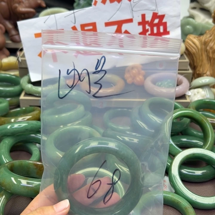 石英岩玉手镯未镶嵌惠**兰