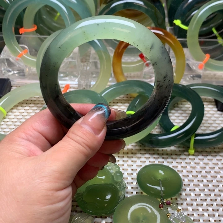 蛇纹石玉手镯58圈口微瑕未镶嵌