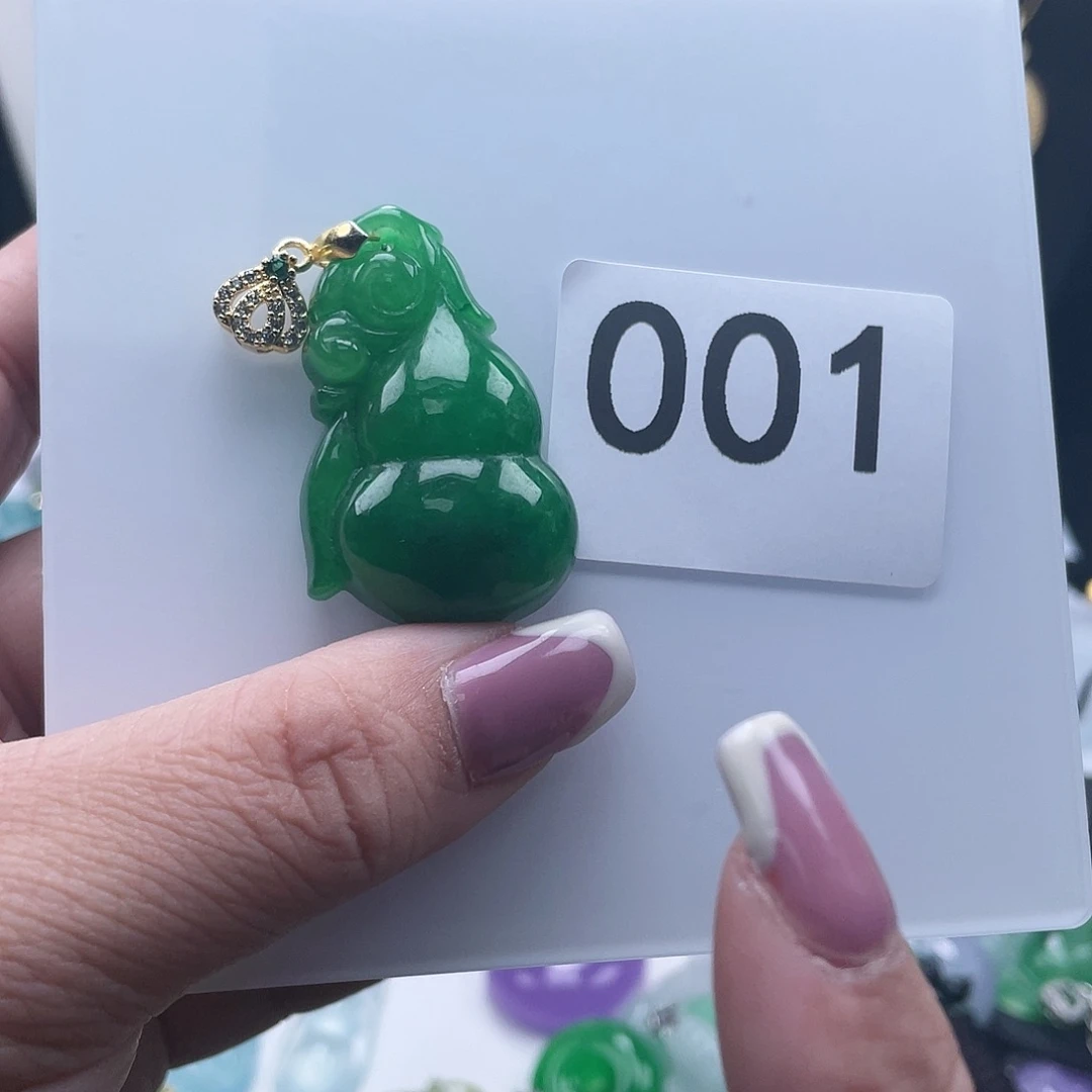翡翠吊坠(赠链)未镶嵌